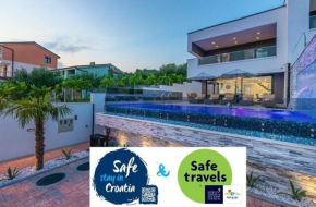 Villa Lorena with pool